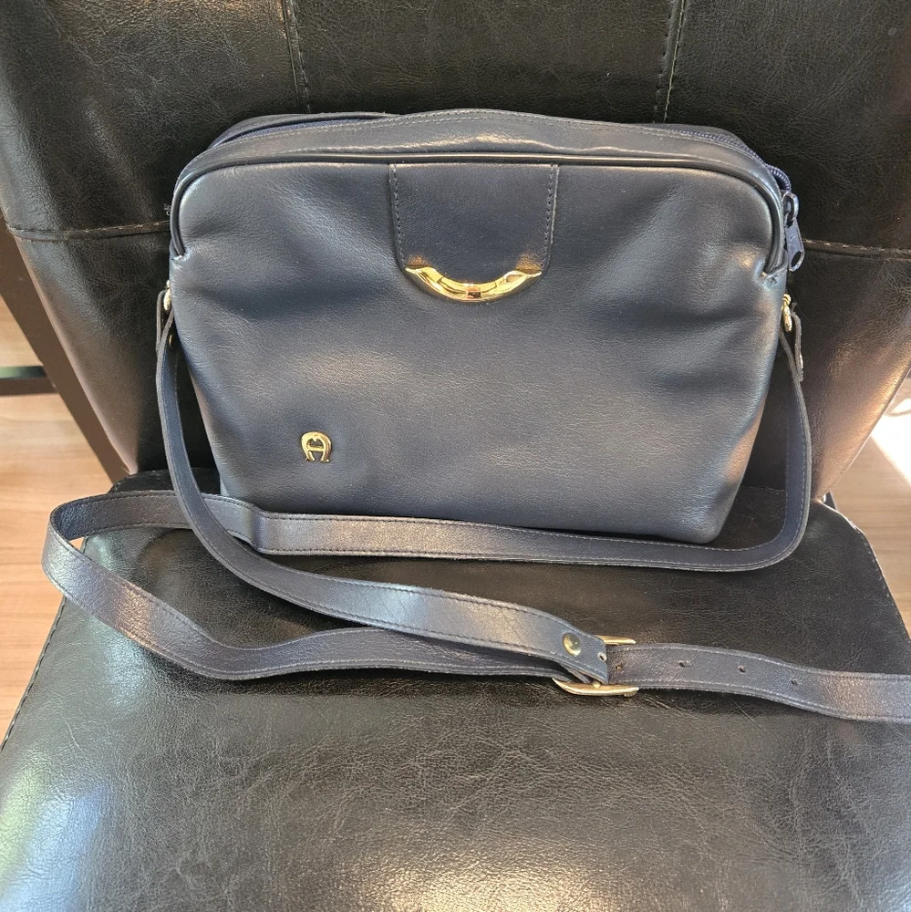 Etienne Aigner Navy Leather Bag with Gold Details - Picture 3 of 9